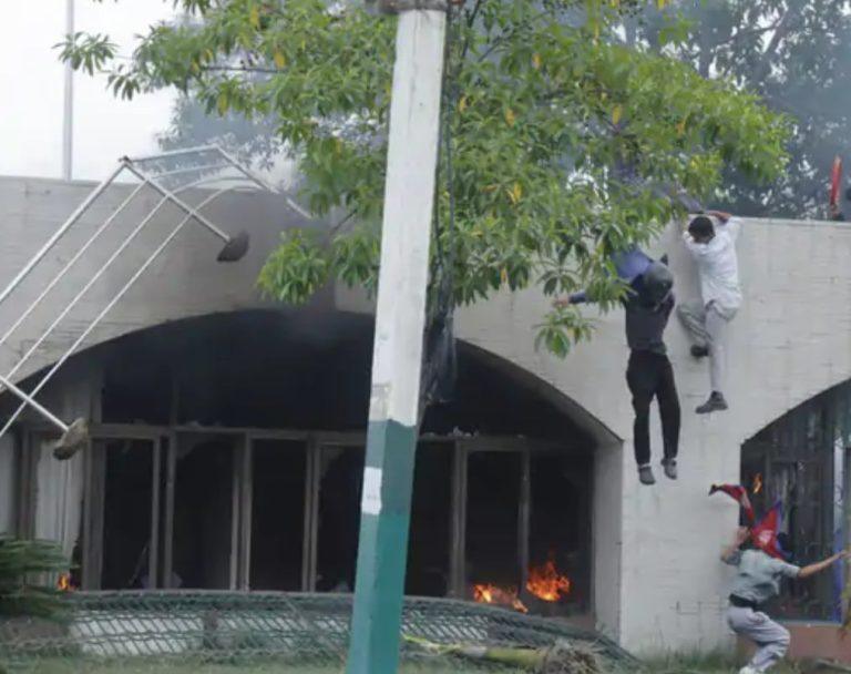 नेपाल में बवाल: 26 सोशल मीडिया साइट्स पर बैन से GEN Z का संसद तक प्रदर्शन, 16 की मौत