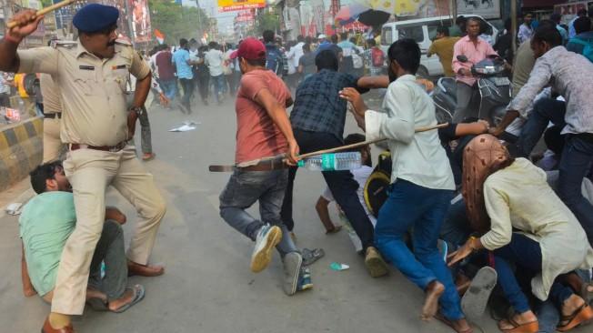 बर्खास्त संविदा कर्मियों पर पटना पुलिस ने भांजी जमकर लाठियाँ