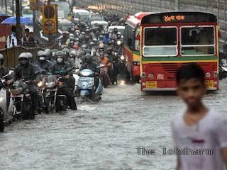 कोलकाता और महाराष्ट्र में भारी बारिश और बाढ़ से जनजीवन ठप