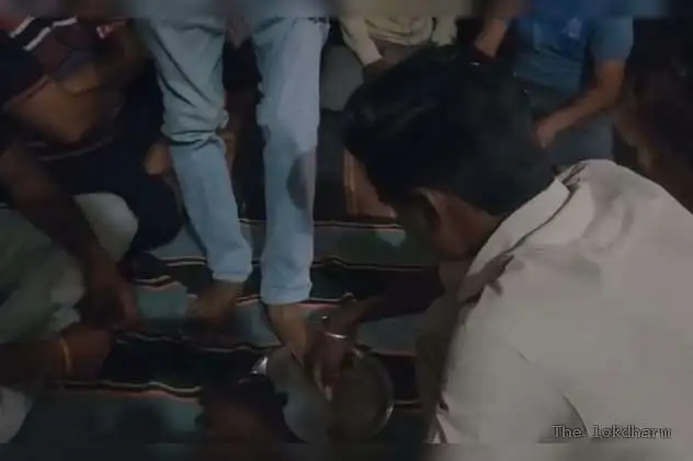 ब्राह्मण के पैर धोकर पिलाया पानी