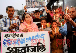 इंदौर में दूषित पानी से मौतों पर सियासी घमासान, राहुल गांधी पहुंचे पीड़ित परिवारों से मिलने