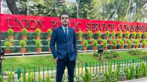 सिलाई करके मां ने बना दिया बेटे को यूपीएससी टॉपर ! जानिए IPS विवेक यादव की कहानी